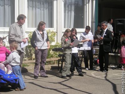 En présence de Monsieur le Directeur, la chanson"Solidaire" ......