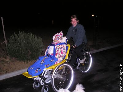 essai du Vélo pousse-pousse un soir à la maison...bravo Jocelyne!